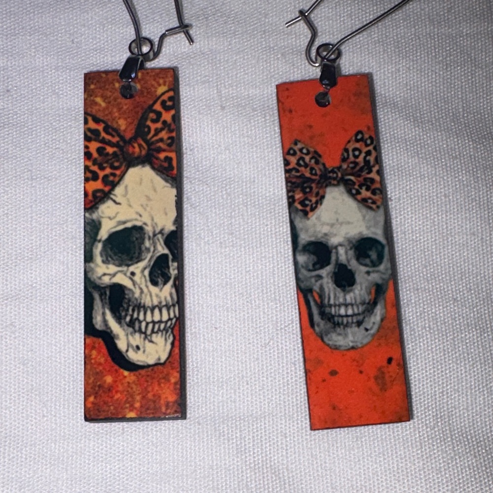 Skull with bow earrings